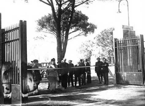 La stele in Piazza dei Cinghiali